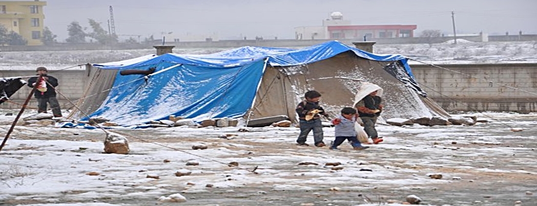 Kışı soğuk çadırlarda yaşamaya mahkum olmuş çocuklar için karın anlamı 