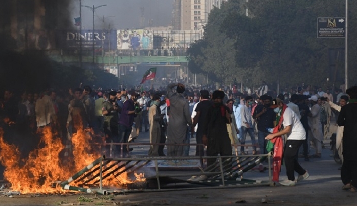 mran Han tutukland, Pakistan sokaklar kart