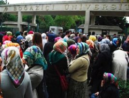 Boğaziçi'nde başörtüsü direnişi büyüyor