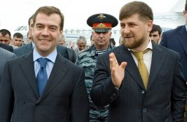 galci Medvedev ve kuklas Kadirov'a protesto ars