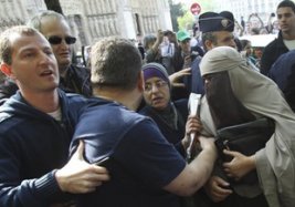 Fransa'da pee yasa zulm balad