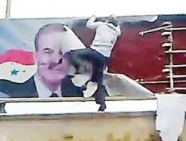 Hama'da Baas sembolleri yerle bir (Video)