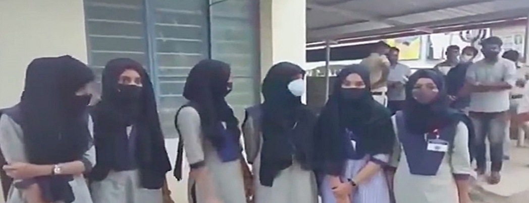 Hindistan’da başörtülü kız öğrenciler derslere alınmıyor
